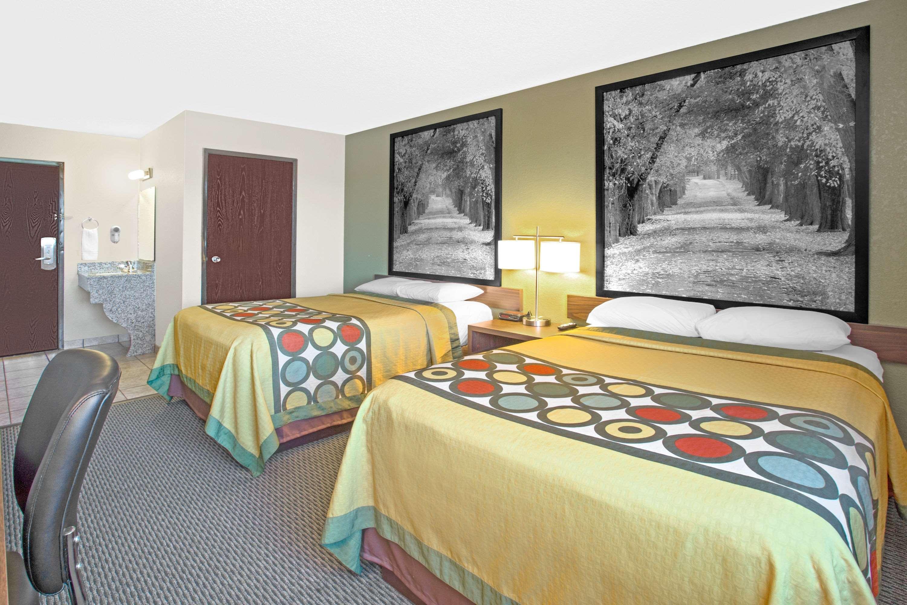 Super 8 By Wyndham Windsor/Madison North Hotel Exterior photo
