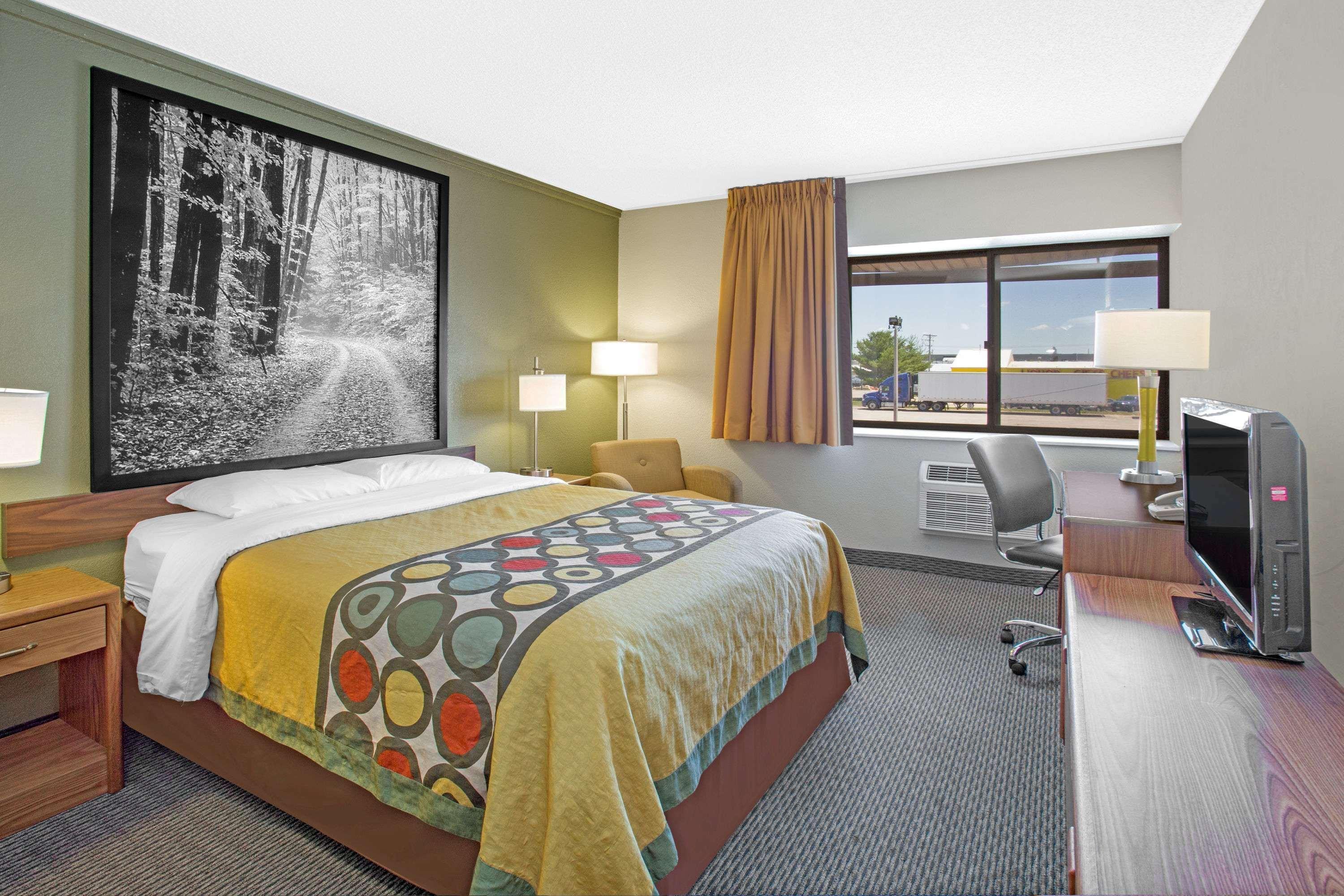 Super 8 By Wyndham Windsor/Madison North Hotel Exterior photo